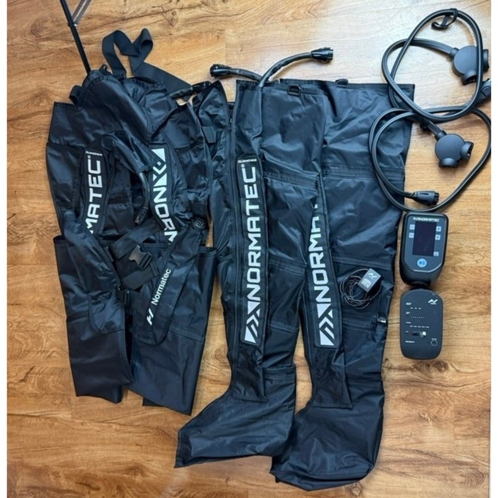 Hyperice Normatec 3 Leg and Hip Recovery System Air Compression Black Bundle